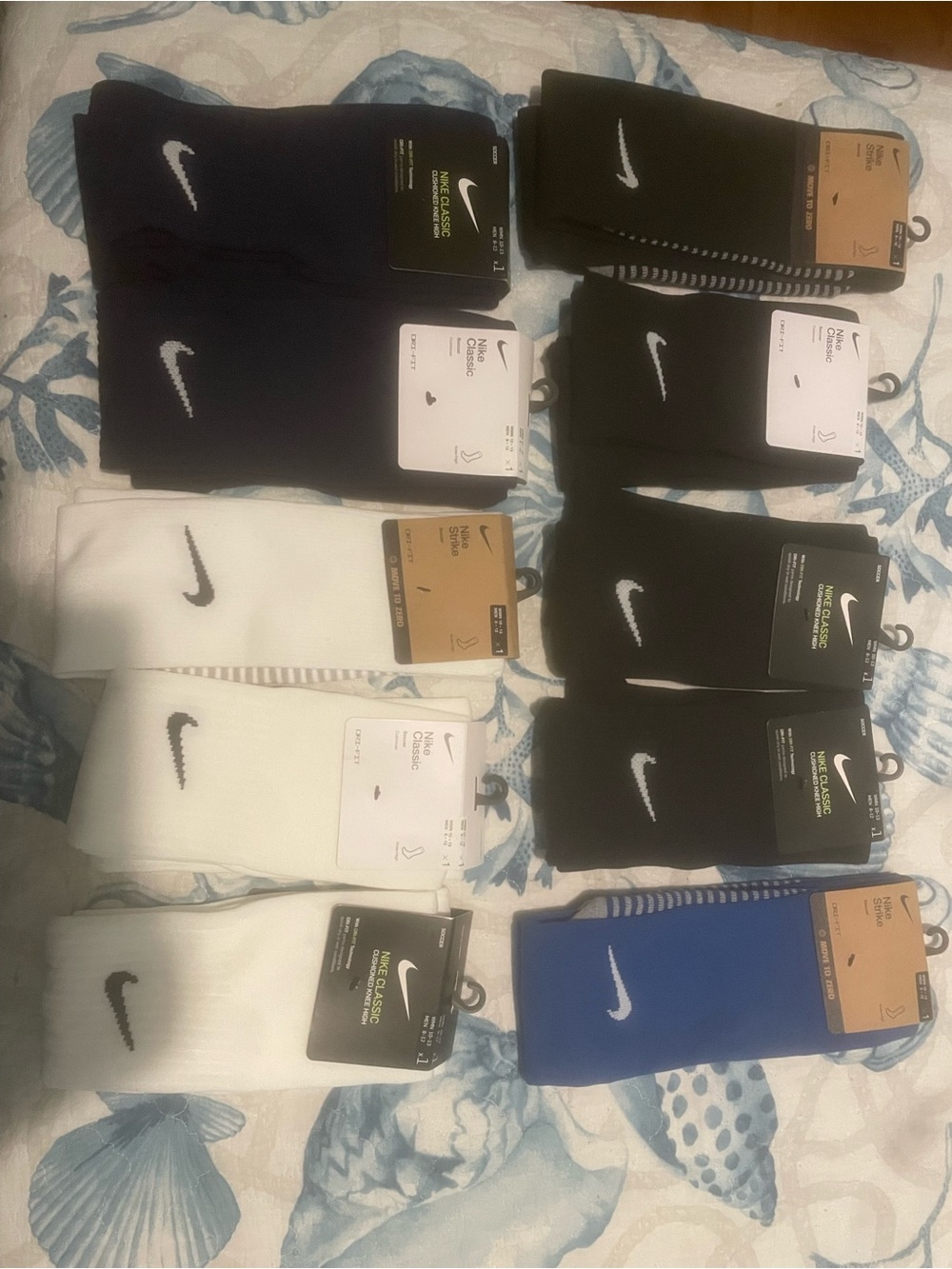 (10) Nike Soccer Socks - size [WMN 10-13, MEN 8-12]